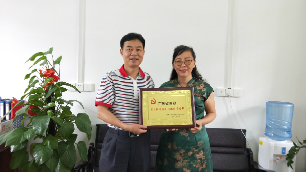 林宇为朱古力av
法学系教工党支部授牌.JPG